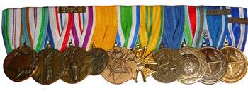 Medaillespang van een onderofficier van het Wapen der Cavalerie: Herinneringsmedaille VN Vredesoperaties, Herinneringsmedaille Multinationale Vredesoperaties, Herinneringsmedaille Vredesoperaties met gesp '2 SFOR', Medaille voor langdurige, eerlijke en trouwe dienst, Landmachtmedaille, Vierdaagsekruis, NSF Vaardigheidsmedaille, UNTEAS-medaille, NATO Former Yugoslavia 2-medaille, NATO Non-Article 5 ISAF-medaille