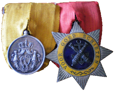 Groep onderscheidingen van een marineman met het Eereteeken voor Meester-Kanonnier